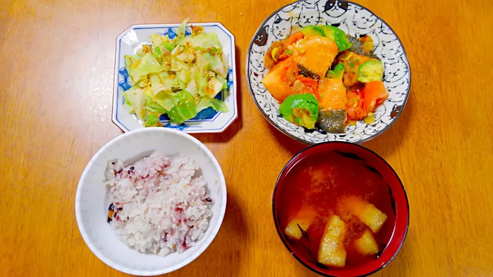 １０月２１日　鮭とアボカドの香味だれ　キャベツのゆず胡椒和え　ひじきと油揚げのお味噌汁|いもこ。さん