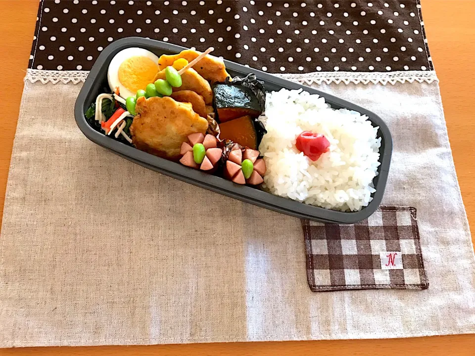 チキン焼きナゲット🐓
ゆで卵🥚
かぼちゃの煮物🎃
ほうれん草 カニカマお浸し🦀
ウインナー🌸
えだまめピック😆
🍚|あやこさん