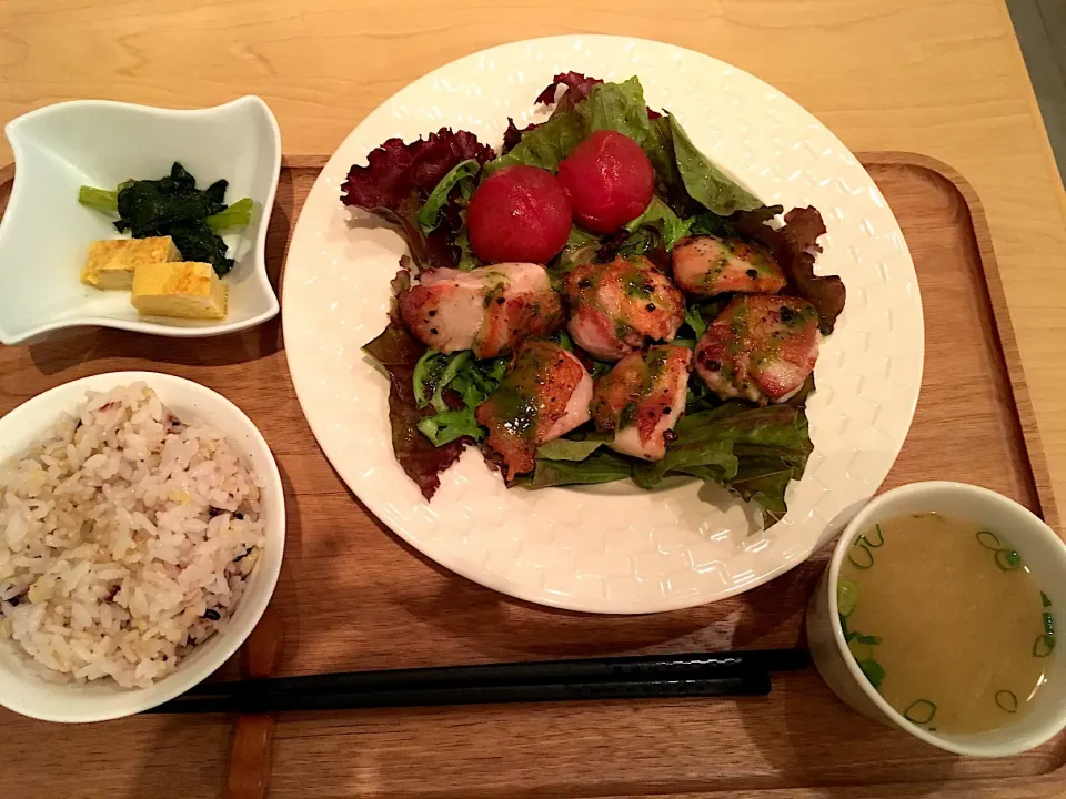 Snapdishの料理写真:バジルチキンのサラダ定食
@ごはんカフェ 和|こいちさん