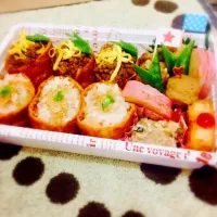 Snapdishの料理写真:紅葉のお供に。おいなり弁当|きょんさん