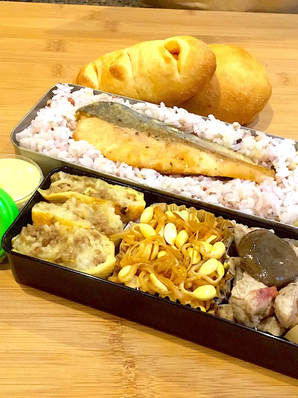 10/23の息子くん弁当🍱
車内用朝ごぱん🥐
 #弁当  #あさごぱん|ままみさん