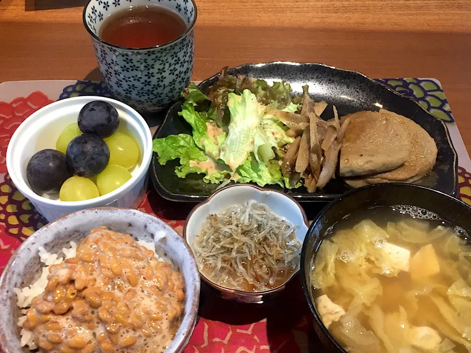 Snapdishの料理写真:朝ごはん
イワシはんぺん、きんぴらゴボウ、サニーレタス、白菜の味噌汁、白米、納豆、かちりおろし、巨峰とシャインマスカット、ルイボスティー|かよちゃんさん