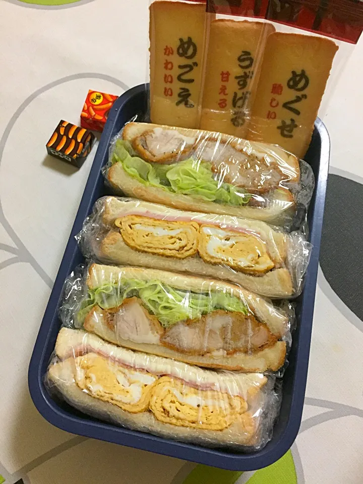 20181023兄弁当。唐揚げサンドと卵焼きサンド。デザートはクッキーと柿の種チロル。|hanakoさん