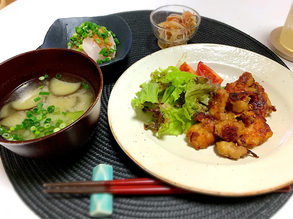 鶏むね肉のから揚げ風、ナスとしめじのお味噌汁、ごまハマチ、春雨の和え物。|yukiさん