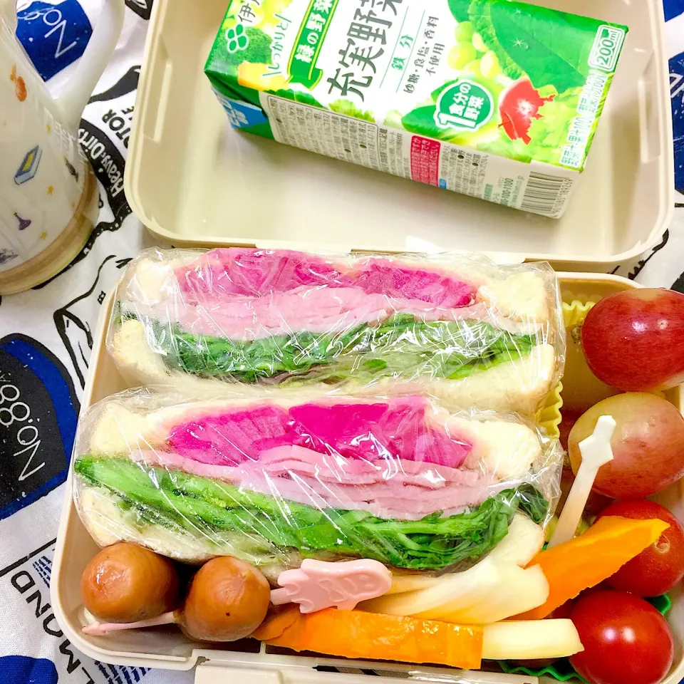 #お弁当  #お弁当じまん  #萌え断サンドイッチ 
 #サンドイッチ弁当 #野菜たっぷり
#ピンク色は玉葱ピクルス  #ハムサンド弁当 
 #らっきょう酢  #ビーツピクルスを漬けた瓶に玉葱も入れといた  #ヘルシー料理 #自分弁当|Blueberry🫐さん