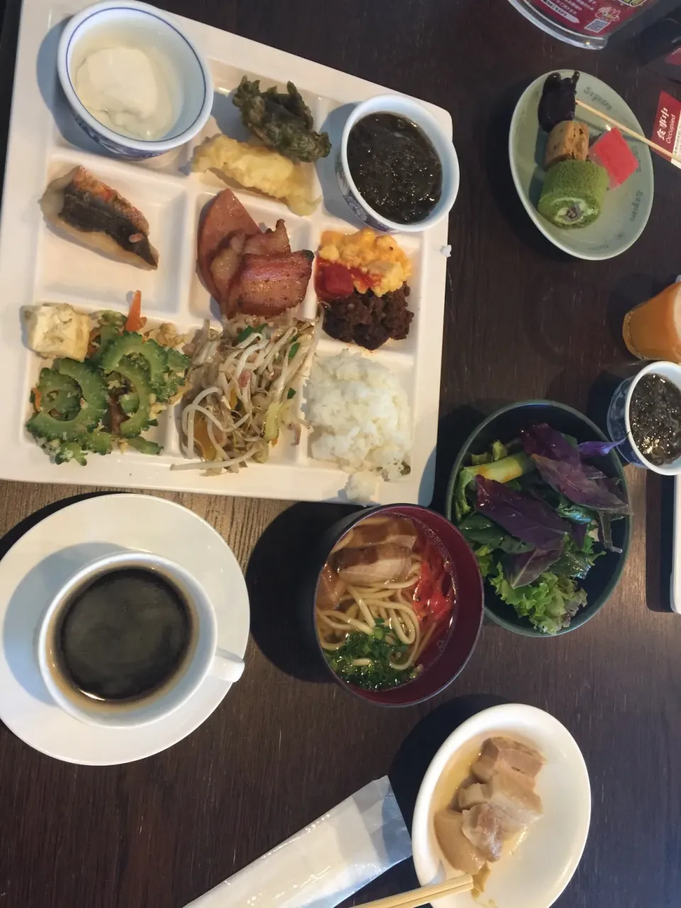 Snapdishの料理写真:世界一沖縄料理が豊富なホテル朝食|うえのぶさん