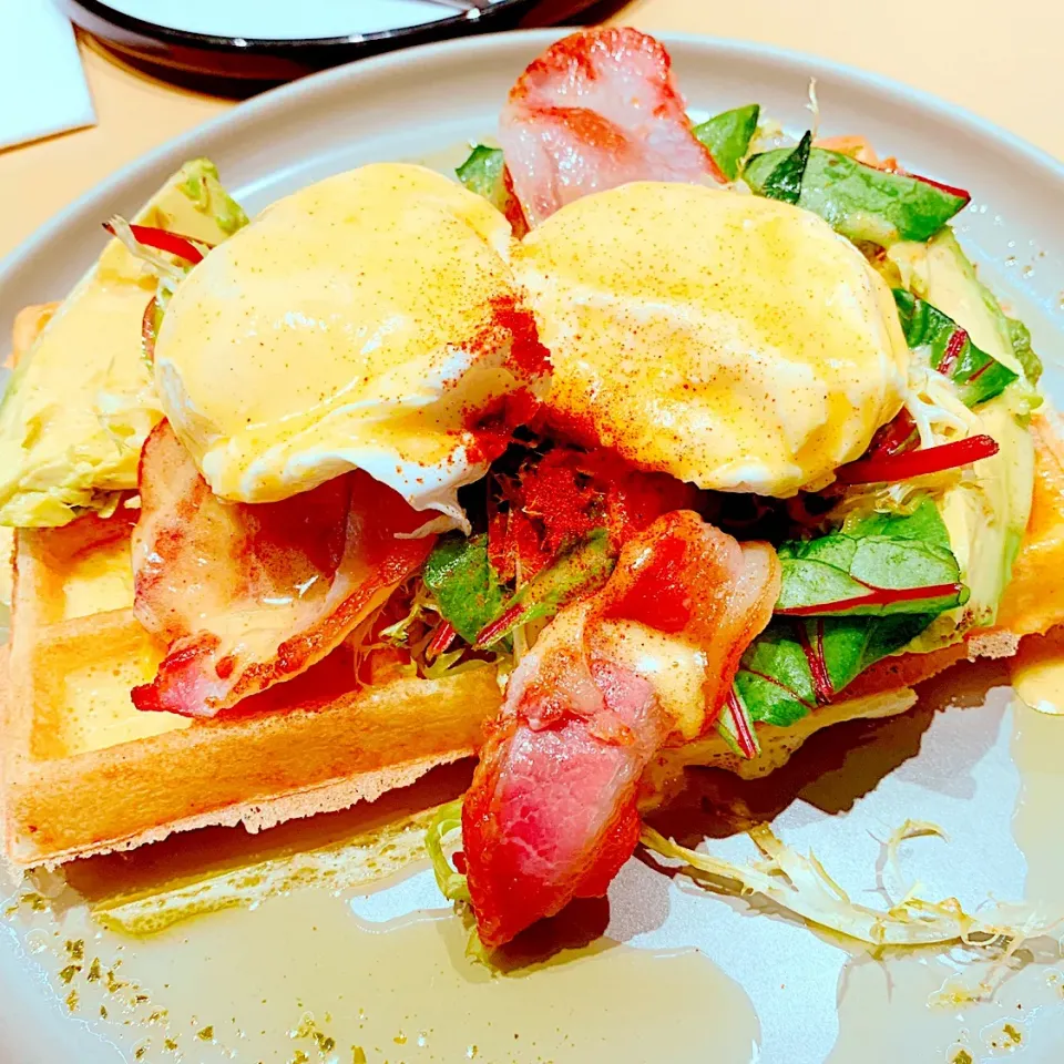 ワッフルのエッグベネディクト🥚🥓🥑|キノコ🍄さん