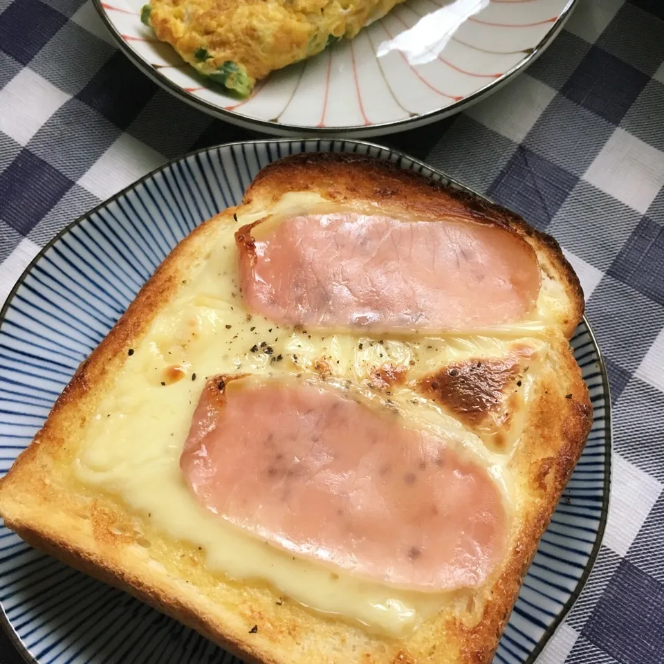 Snapdishの料理写真:ペッパーチーズパン🍞|しろくまさん