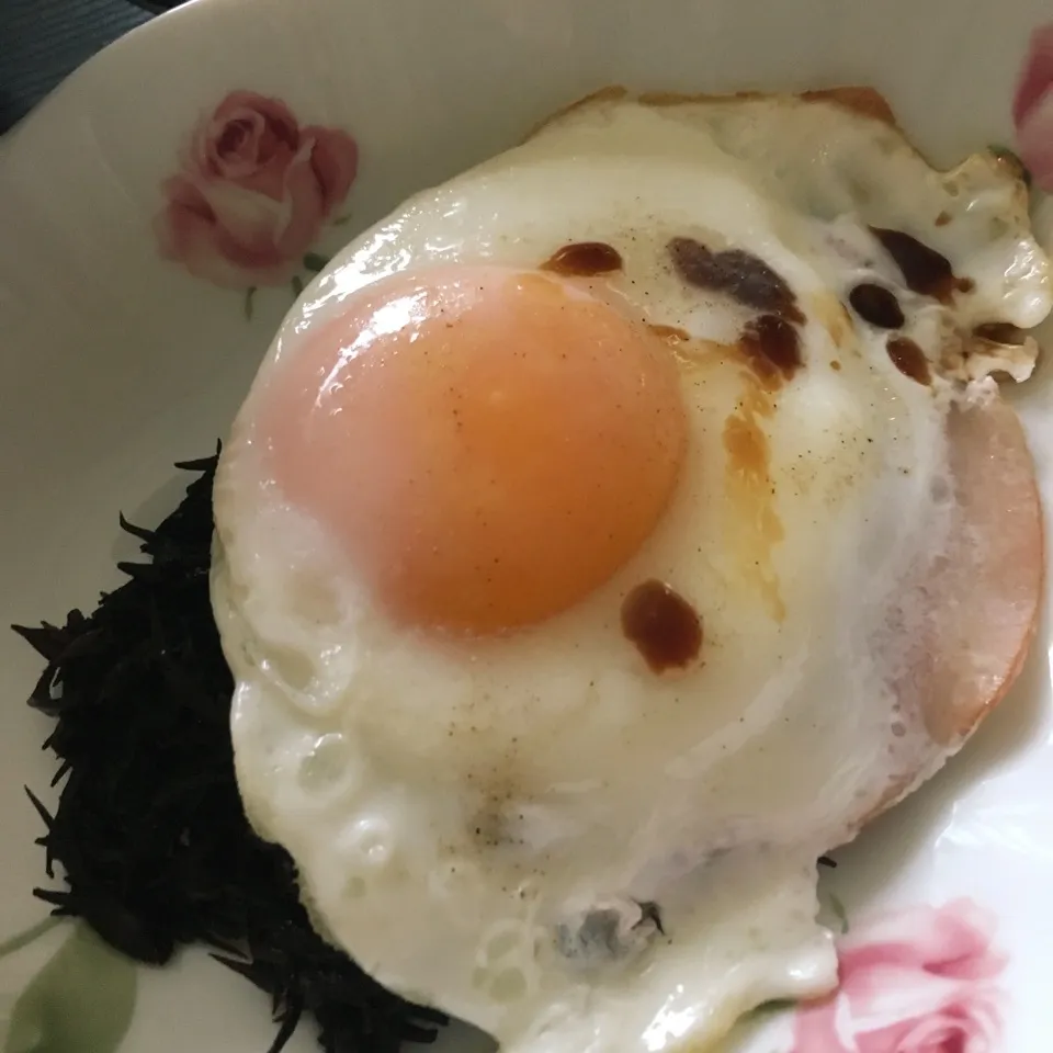 Snapdishの料理写真:バターひじきハムエッグ|しろくまさん