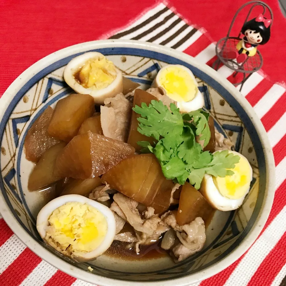 Snapdishの料理写真:大根とぶた肉の甘辛煮♡|ビーグルさん