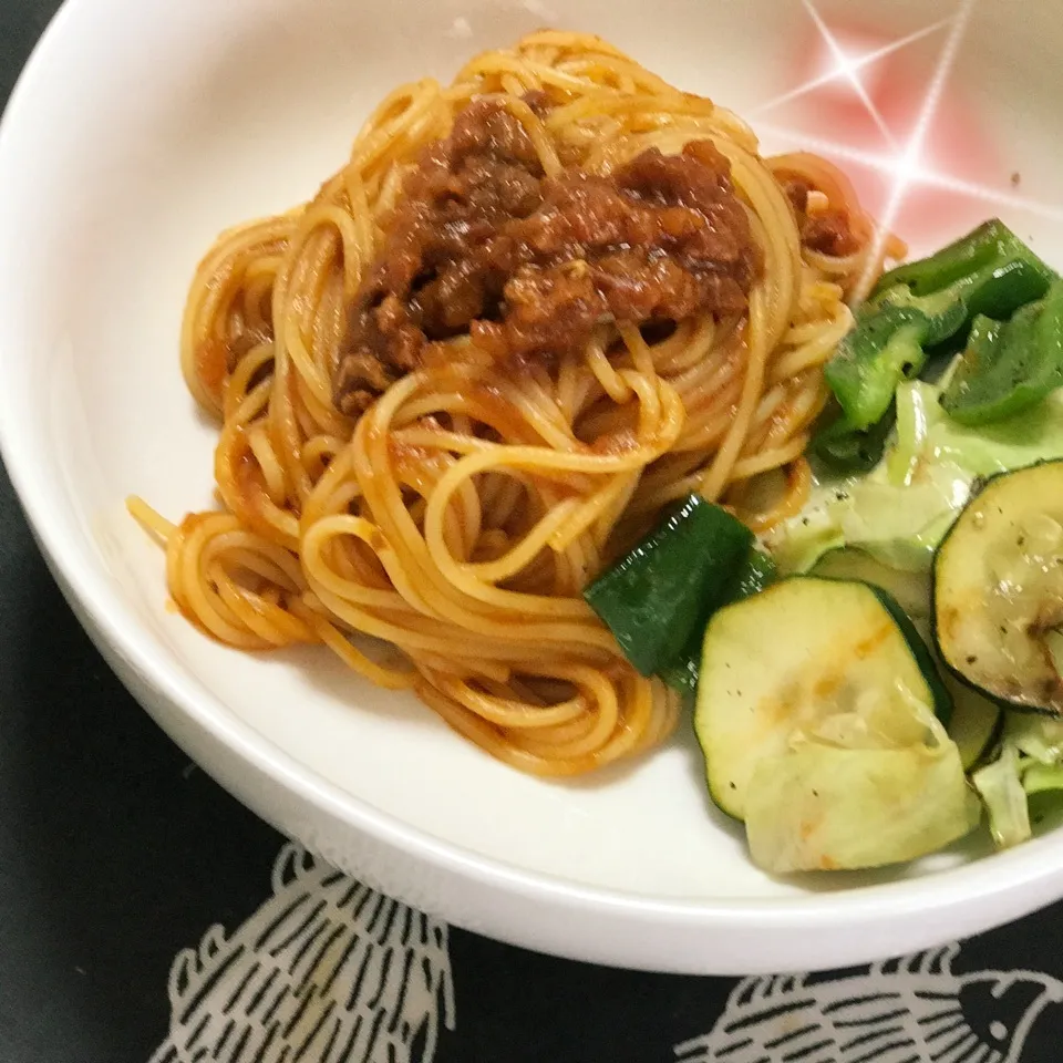 Snapdishの料理写真:土曜のお昼はパスタ🍝ソースはハインツの粗挽きボロネーゼ♡|ビーグルさん