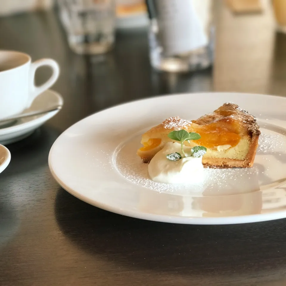 Snapdishの料理写真:木曜は外食🍝ランチ🍴友人はパン食べ放題、私はデザート付き|ビーグルさん