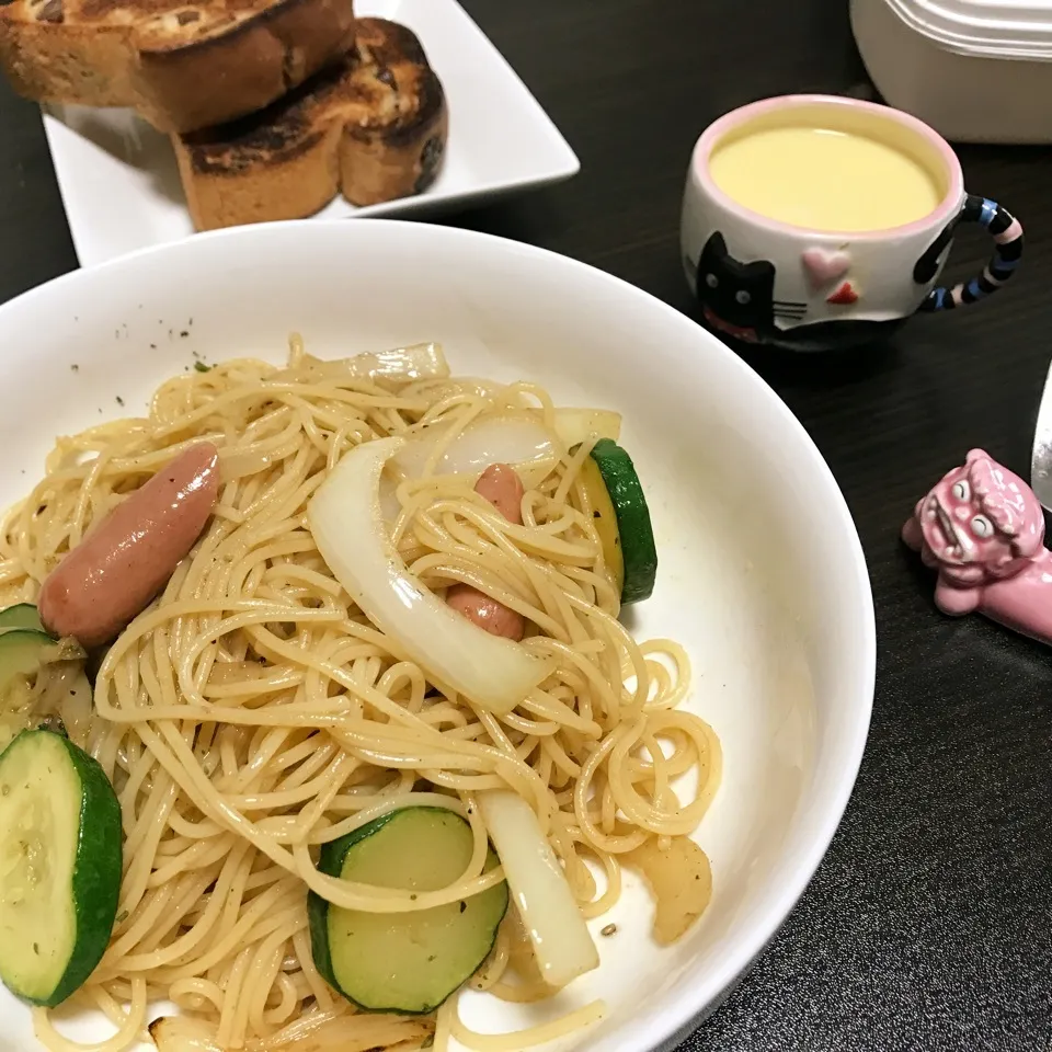 Snapdishの料理写真:お昼はパスタ🍝ズッキーニ入りペペロンチーノ味仕上げ♡|ビーグルさん