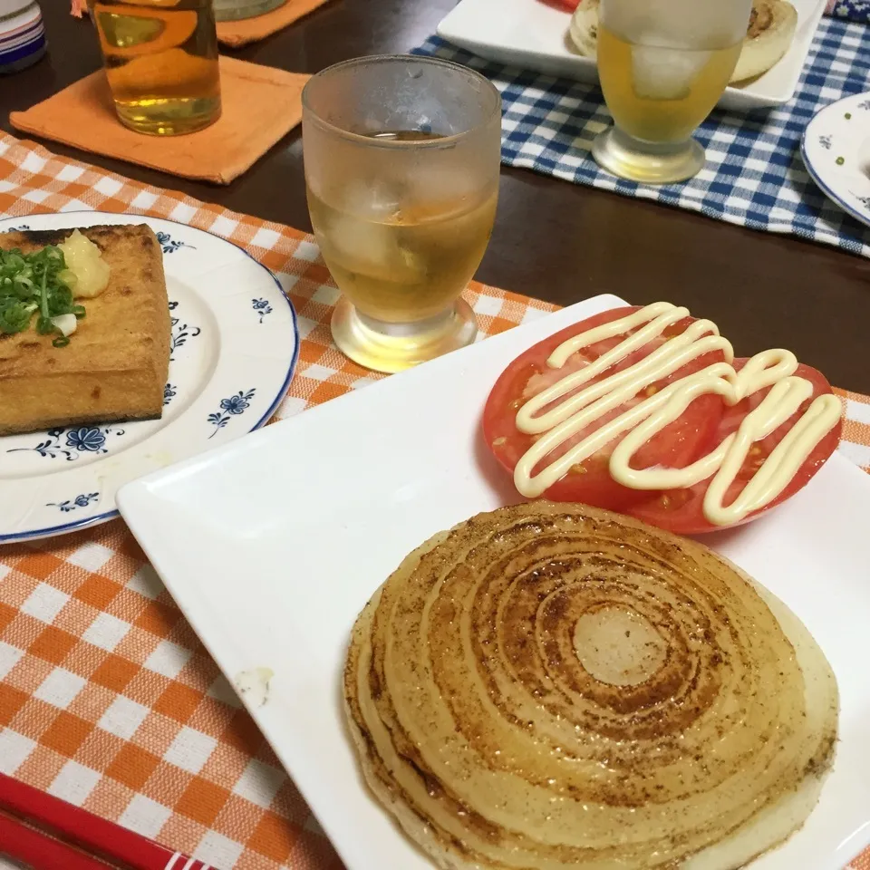 厚揚げ焼きと、淡路玉ネギの塩胡椒焼きと、自家製カリン酒♡|ビーグルさん