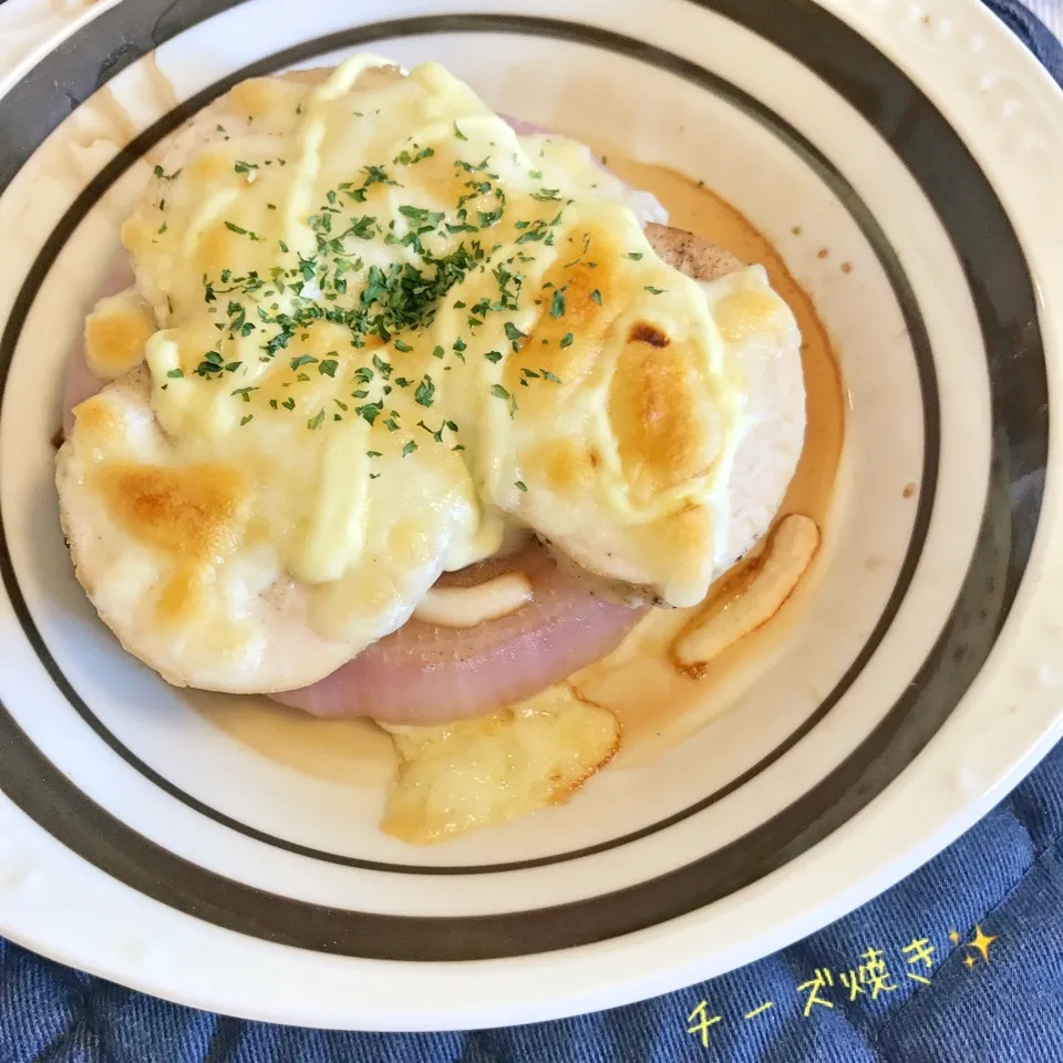 Snapdishの料理写真:Yuu＊さんのレシピを参考に、新玉ねぎのチーズ焼き☆|やにゃさん