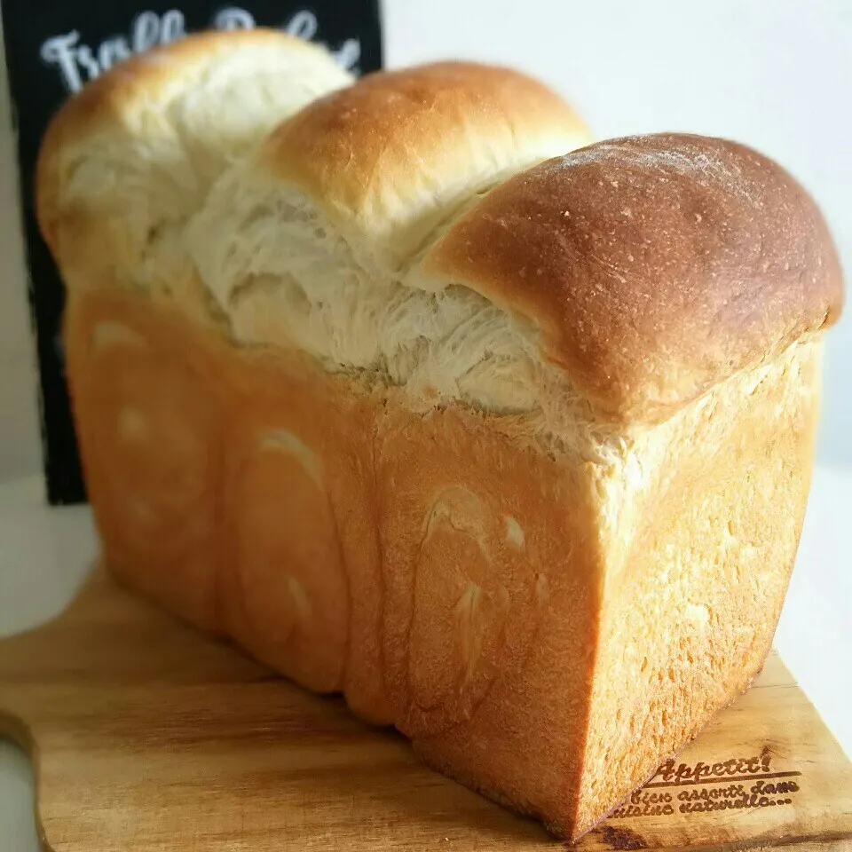 Snapdishの料理写真:スキムミルクたっぷり山食パン|あずきさん