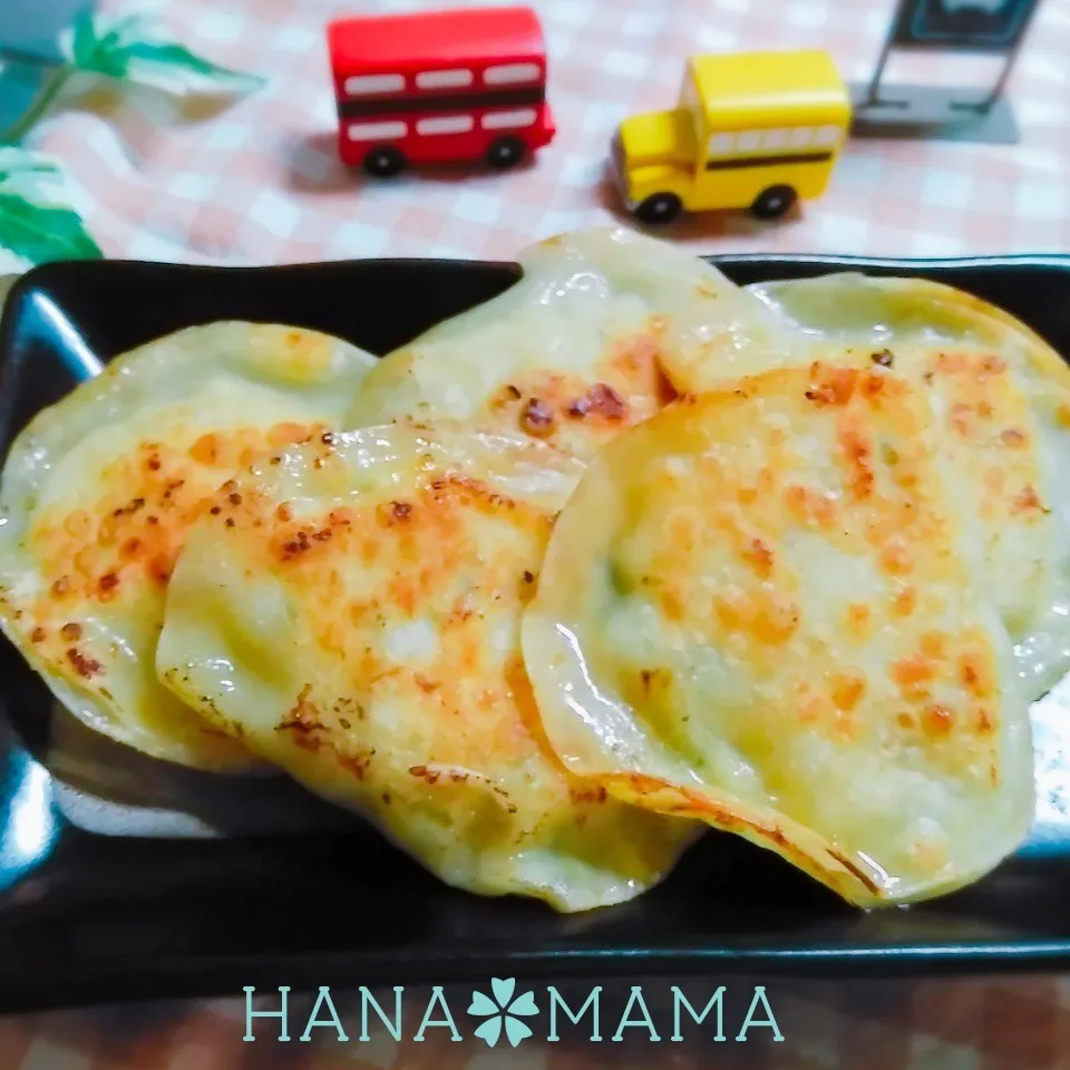 Snapdishの料理写真:餃子の皮で♡鶏ムネ挽肉と豆腐のニラゆかり包焼き|花ママさん