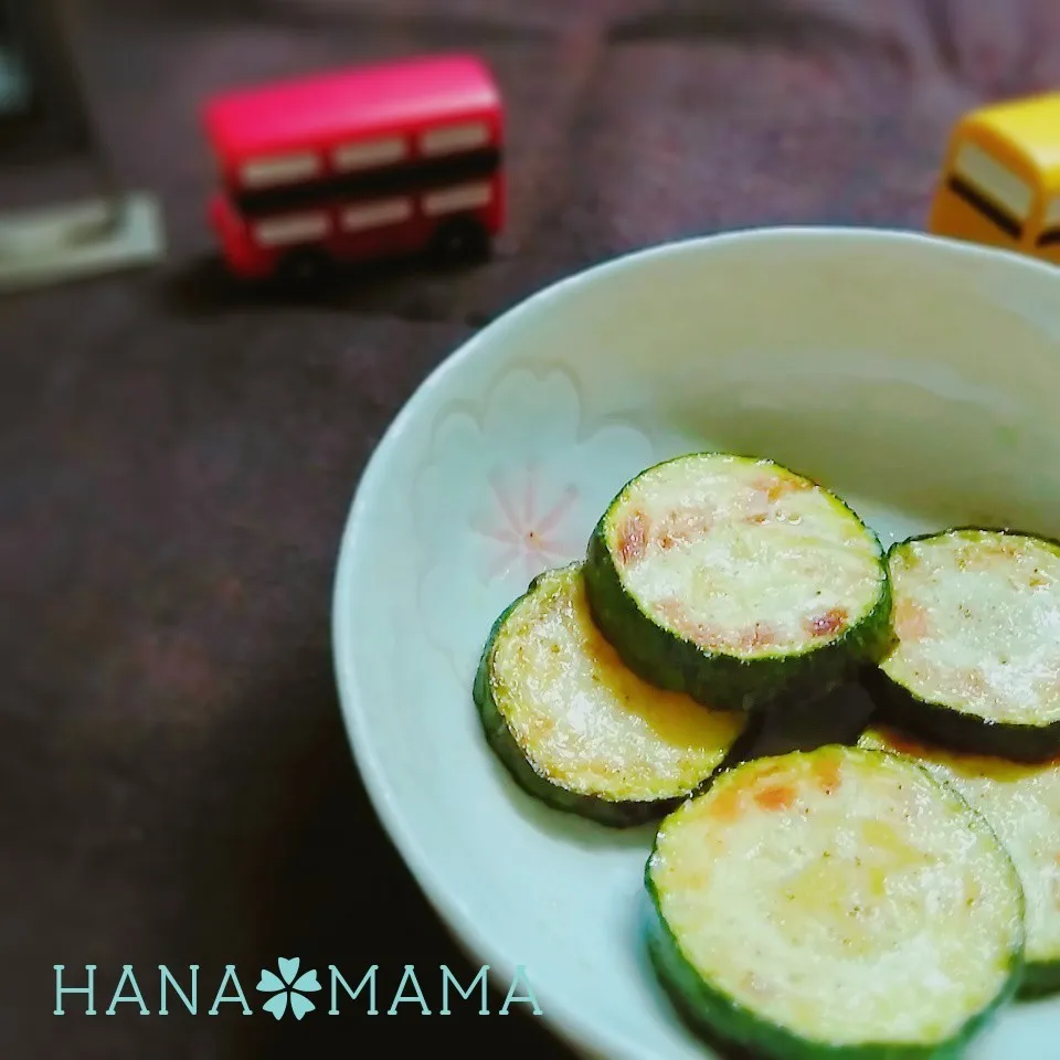 Snapdishの料理写真:羨ましい～♡採れたてじゃないズッキーニのソテー|花ママさん