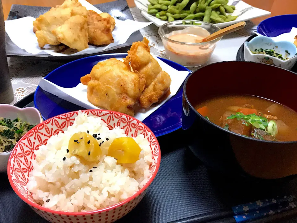 秋の栗ご飯定食🍁 
 #栗ご飯 #豚汁 #カレイの唐揚げ|makoさん