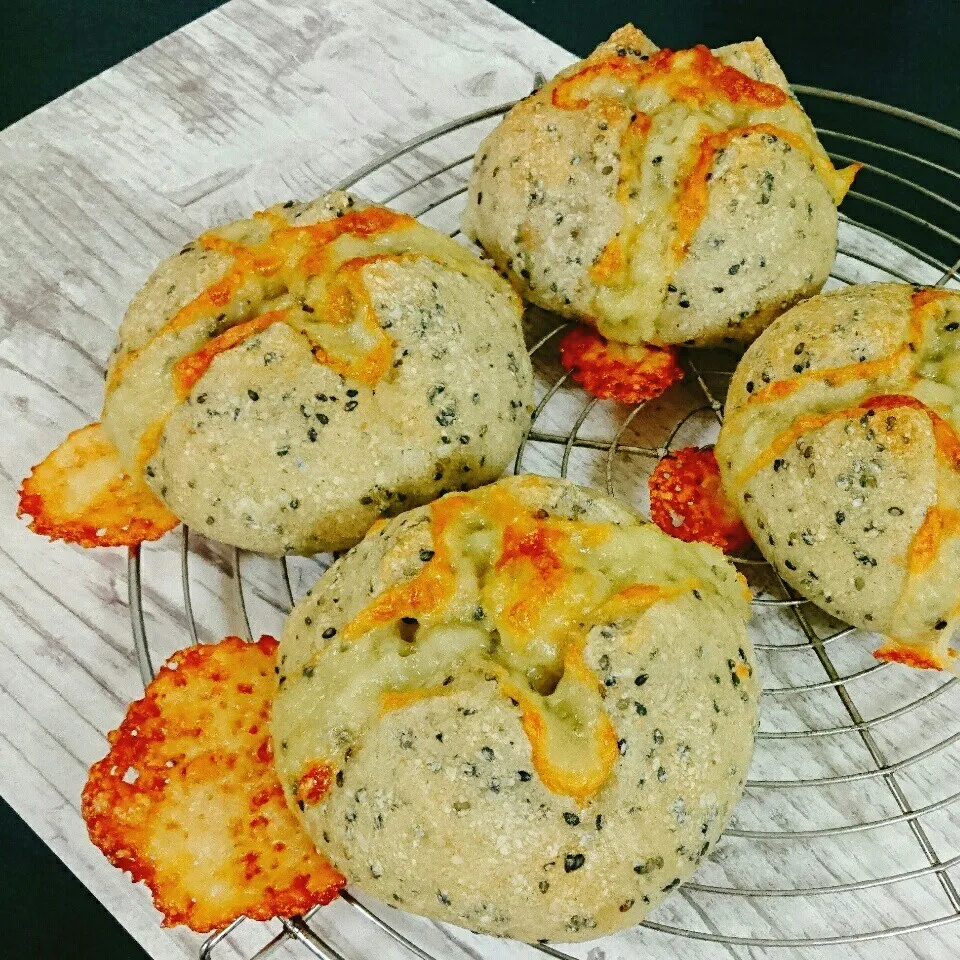 あこ酵母🍞羽根つきチーズの黒胡麻パン|bobbinさん