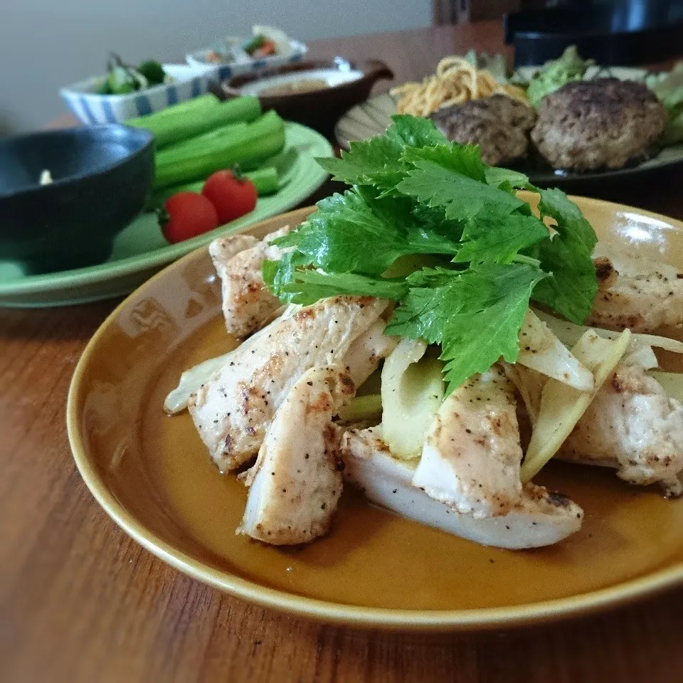 鶏ヤゲン軟骨とセロリの塩にんにく炒め|まりおさん