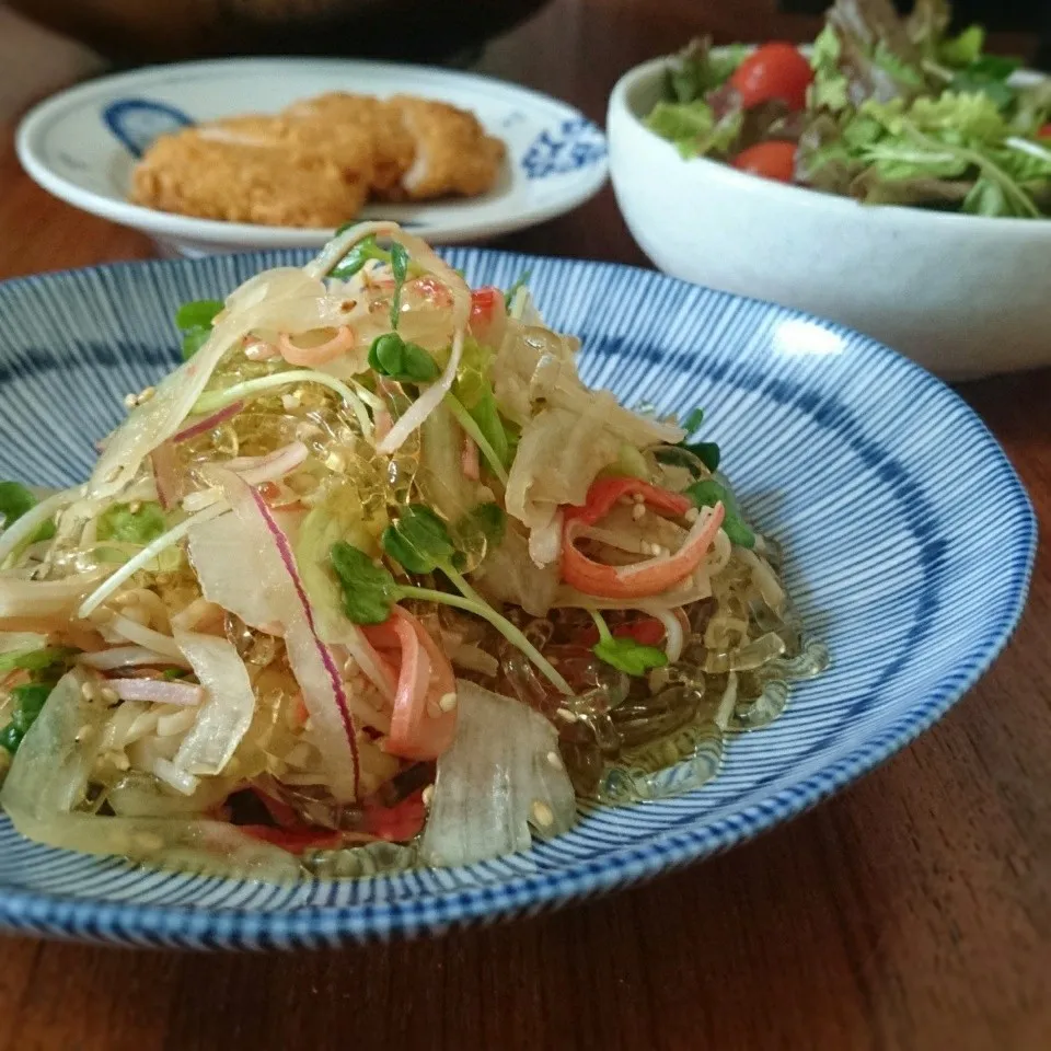 Snapdishの料理写真:新玉ねぎとカニカマの春雨サラダ風|まりおさん