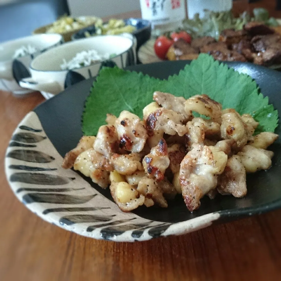 鶏ひざ軟骨の塩こしょう炒め|まりおさん