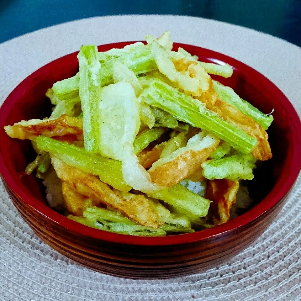 Snapdishの料理写真:ユッキーちゃんの💚葉ごぼうと竹輪と新玉ねぎのかき揚げ丼💚|bobbinさん