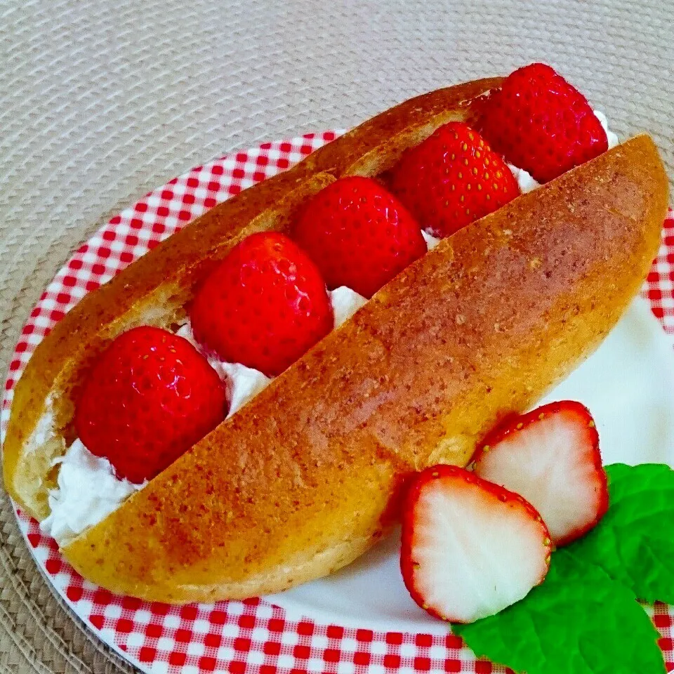 Snapdishの料理写真:🍓生クリいちごロール🍓|bobbinさん