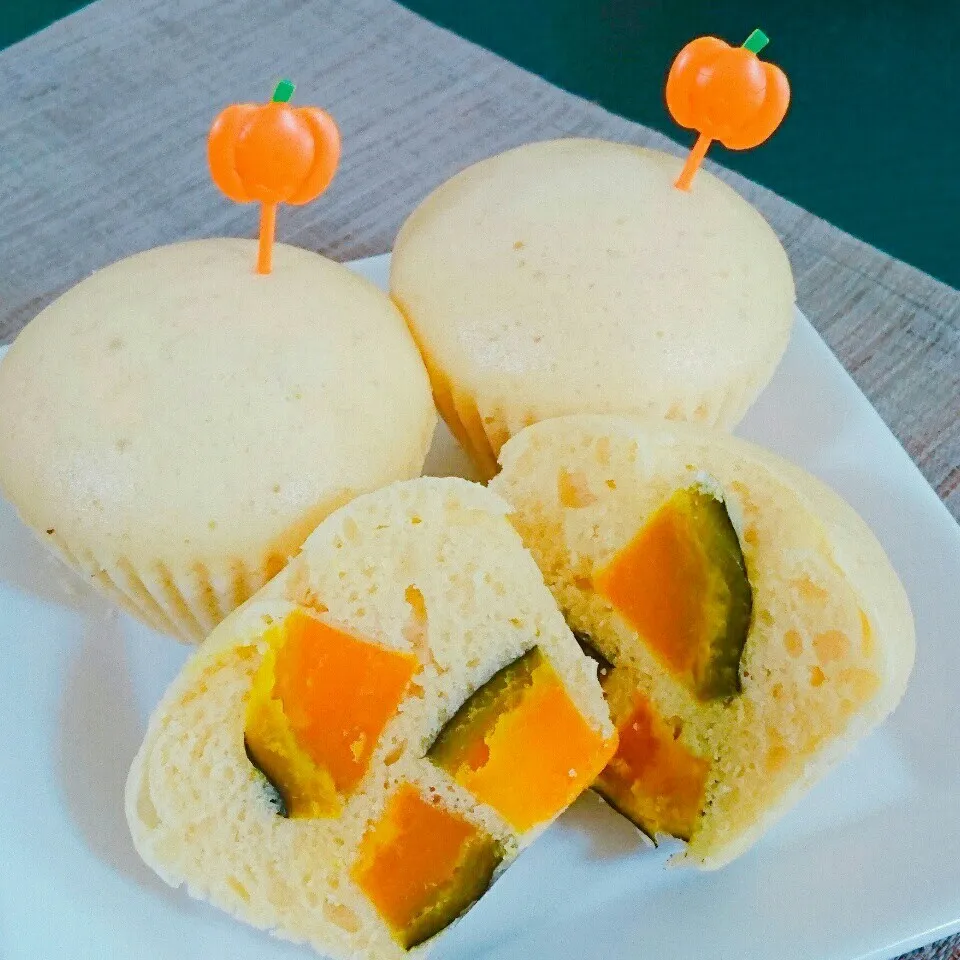 Snapdishの料理写真:かおちゃんさんの🎃ミルクバター煮かぼちゃの蒸しパン🎃|bobbinさん