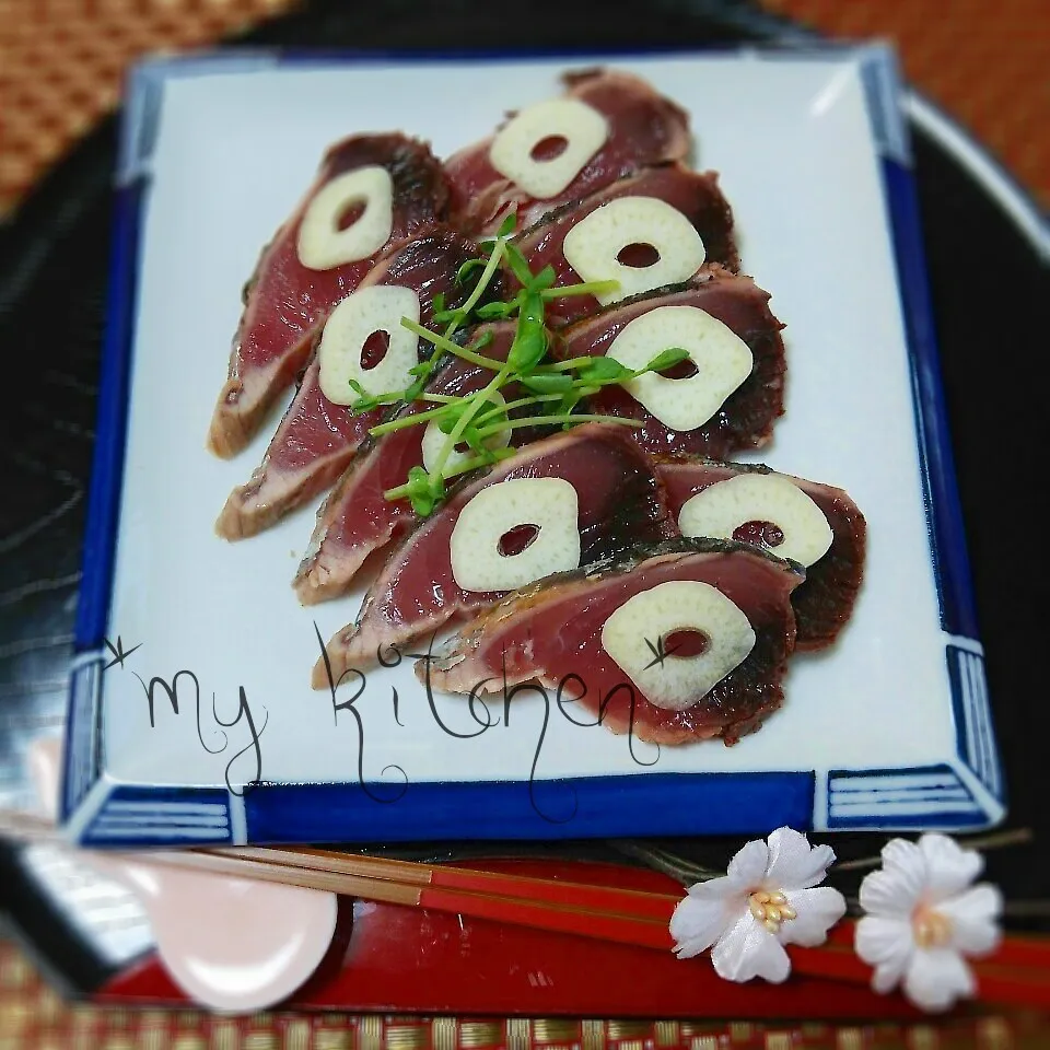 Snapdishの料理写真:鰹のタタキ＊ニンニク乗せ|Kaorinboさん