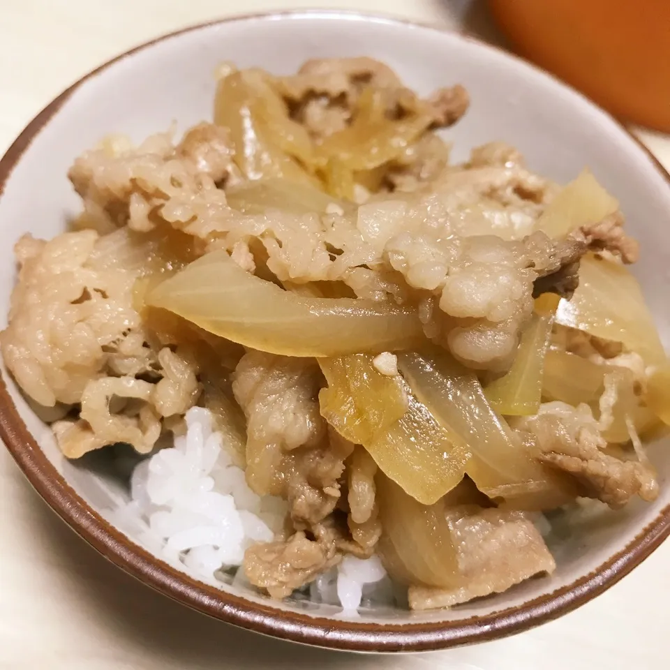 Snapdishの料理写真:すき焼きのタレで簡単牛丼♪|このみんさん