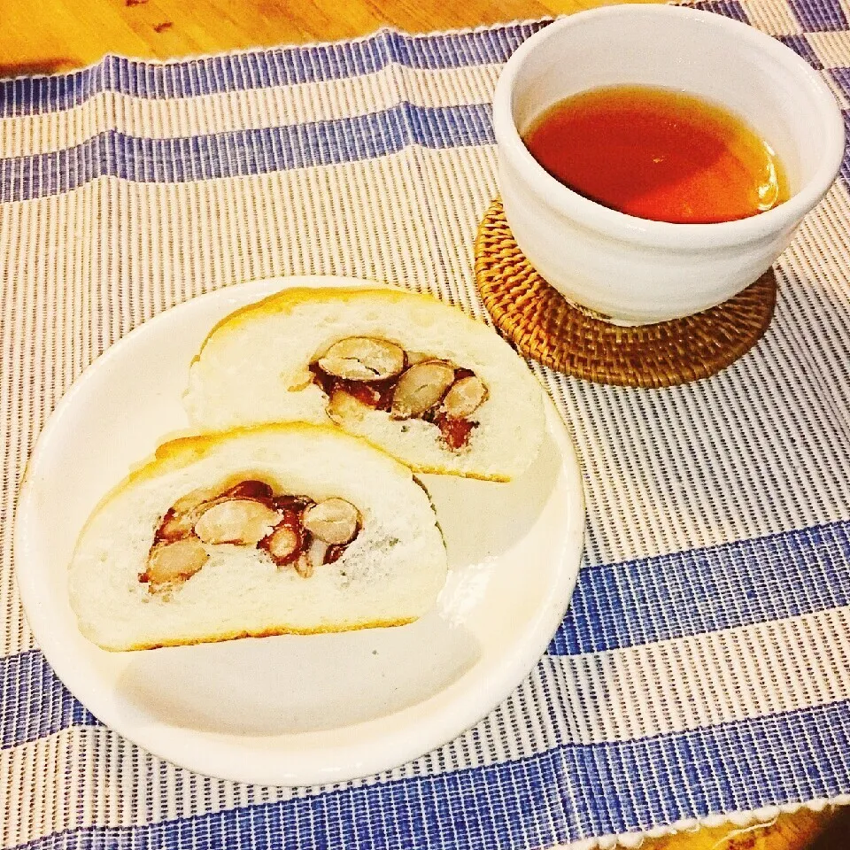 Snapdishの料理写真:ユキさんの牛乳湯種☆ミルキーバターロール♪で豆パン🍞|bobbinさん