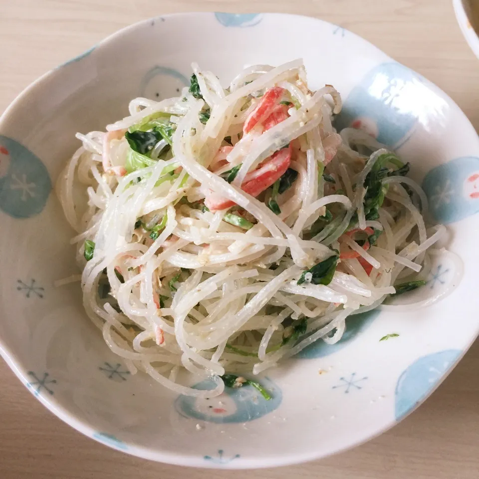 Snapdishの料理写真:まねっこ★春雨と豆苗の柚子マヨゴマおかか|このみんさん