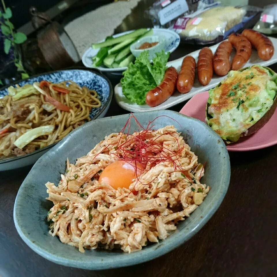 祝600♡胸肉にんにくユッケ＆アボカドグラタン|まりおさん