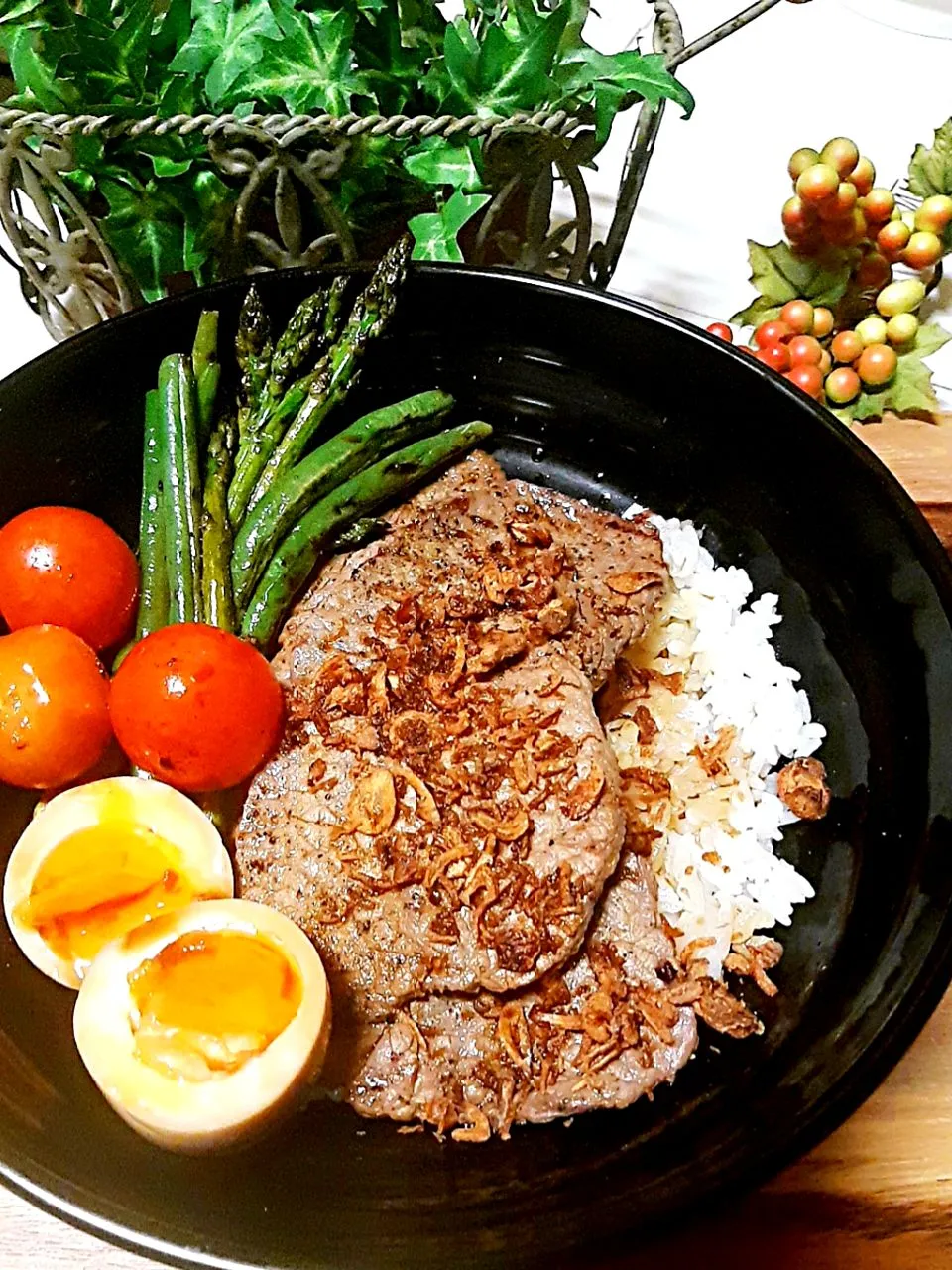 🥗🥩ザ・ペラペラステーキ丼🥩🥗

ペラペラステーキ肉を焼くだけ〜(*>∀<)ﾉ♪

決め手はフライドオニオンと醤油！！！|めるぼさん