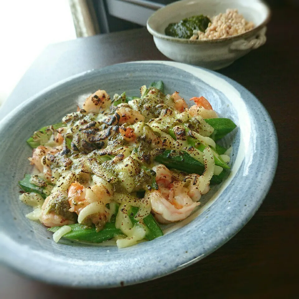 海老とオクラのバジルチーズ焼き|まりおさん