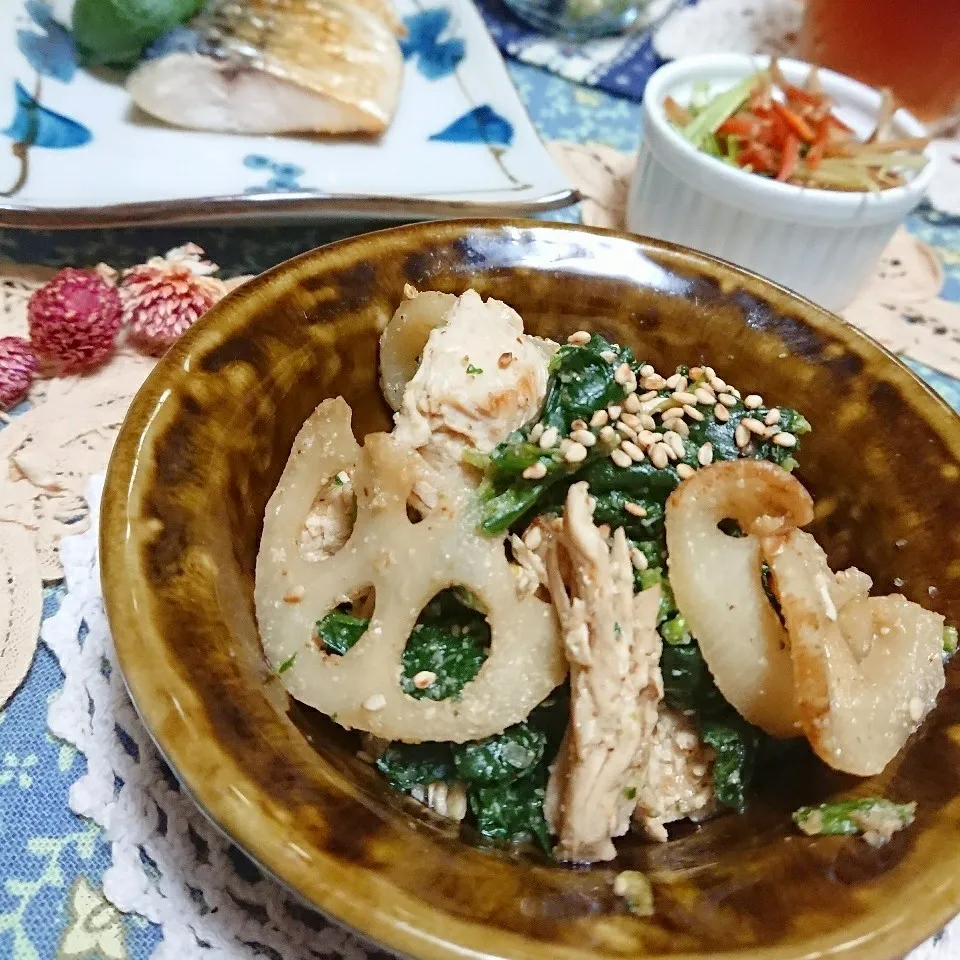 Snapdishの料理写真:ほうれん草とささみとレンコンのごま和え|とまと🍅さん