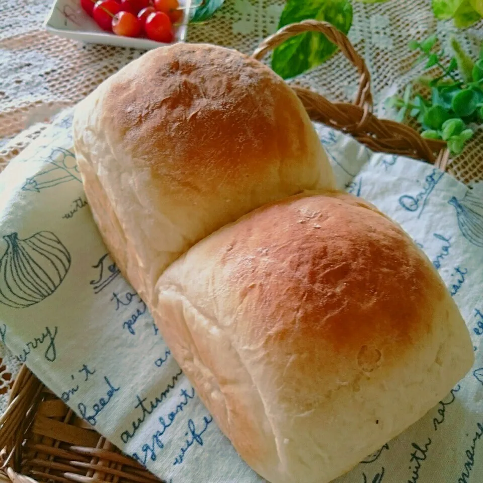 Snapdishの料理写真:ヨーコさんのフワッとモチッと食パン♪|とまと🍅さん