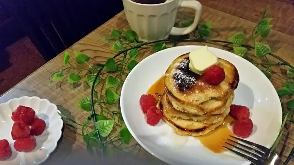 Snapdishの料理写真:パンケーキタワー🗼ラズベリー添え❤|Okano Chiharuさん