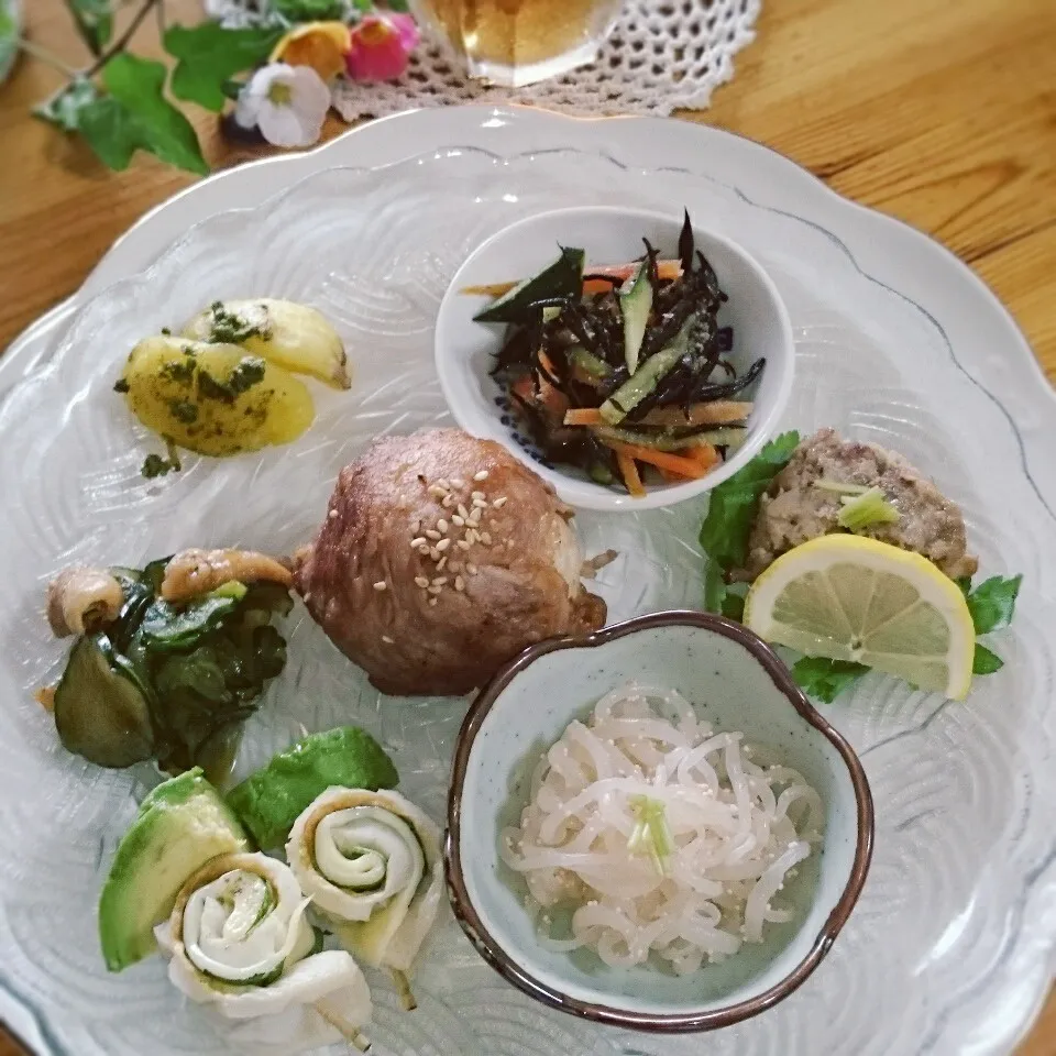 肉巻きおにぎりと残り物のワンプレートランチ(^^)|とまと🍅さん