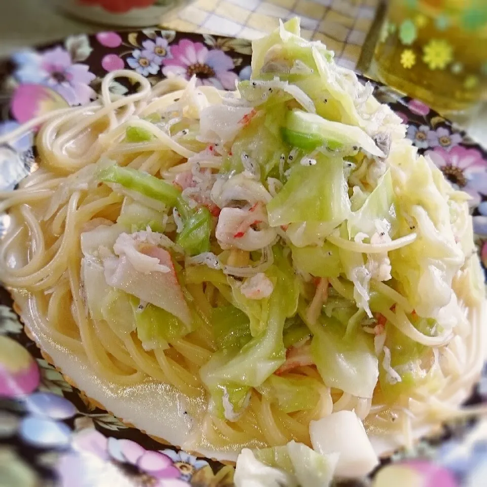 春キャベツとシーフードのありあわせパスタ(((^_^;)|とまと🍅さん