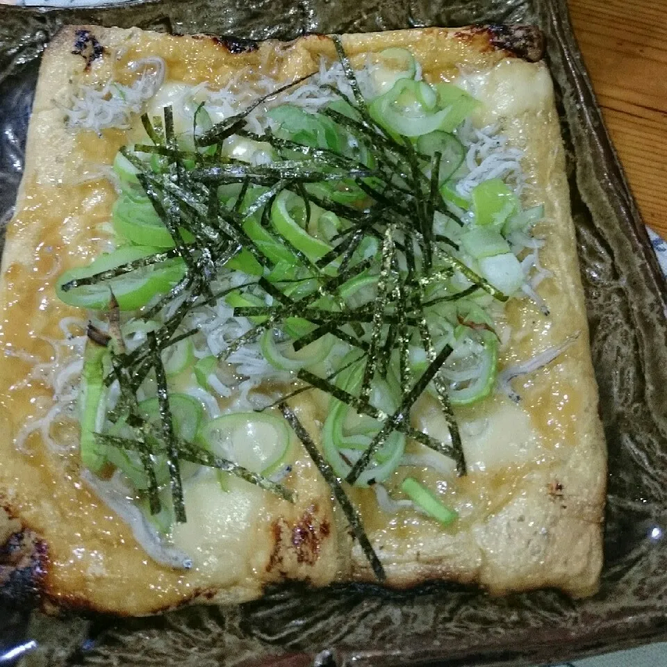 油揚げdeしらす味噌チーズピザ♪|とまと🍅さん