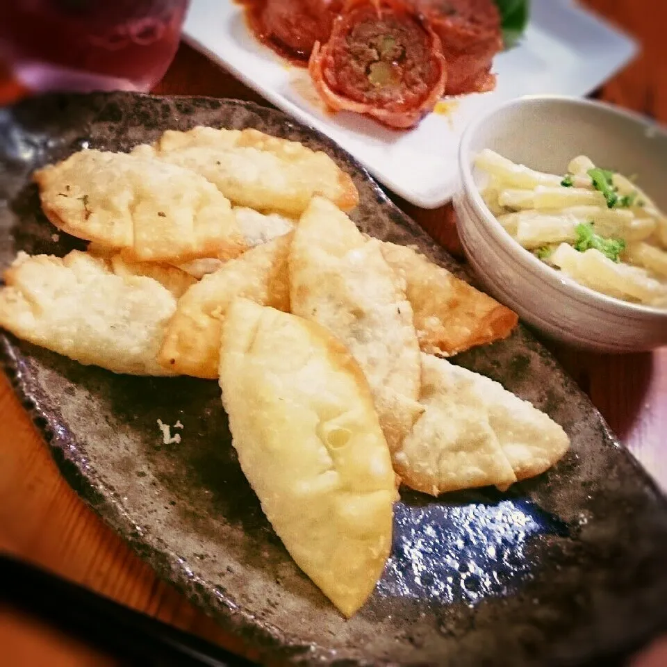 Snapdishの料理写真:おつまみ(^_^;)餃子の皮で包み揚げ～|とまと🍅さん