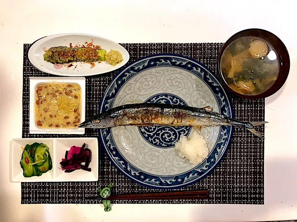 Snapdishの料理写真:#秋刀魚 
 #納豆 
 #蒸しなす 
 #漬物 
#お麩とわかめのお味噌汁|ゆぺこさん