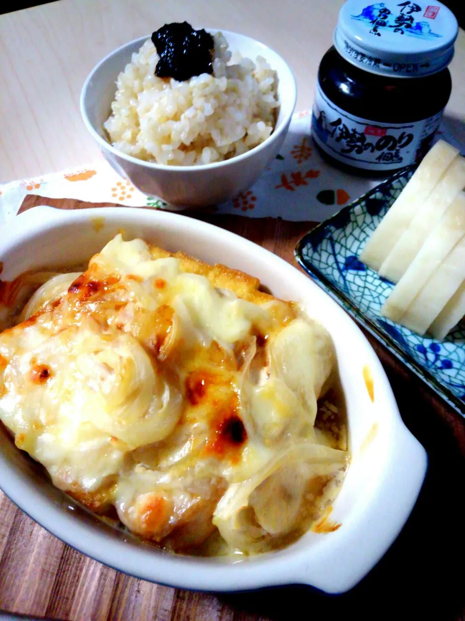 もっさんさんの咲きちゃんの料理 厚揚げと新玉ねぎの甘味噌チーズ焼きを、水切り味噌ヨーグルトでアレンジ|みるくここあさん