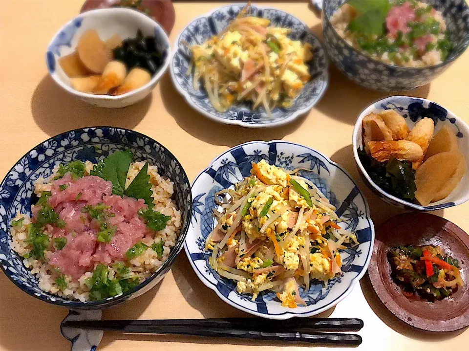 10／23夕食  #晩ごはん 
 #献立  ネギトロ丼 豆腐チャンプルー 大根と竹輪 ワカメの煮物 オクラの和え物|おさんどんさん