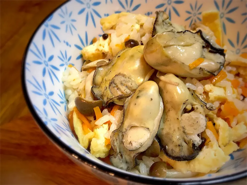 牡蠣の旨みがジックリしみ込んだ牡蠣ごは〜〜ん🍚|ちまさん