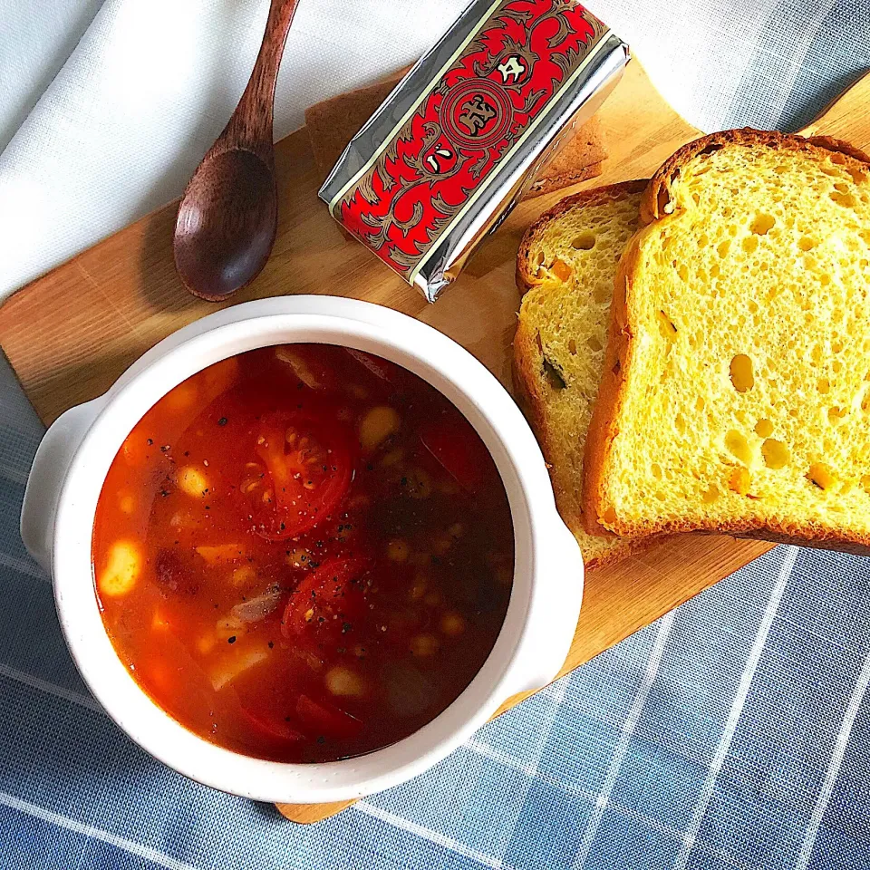 ごろごろトマトのミネストローネ&かぼちゃブレッドで朝ごはん🎃🍞|あしゃぱんさん