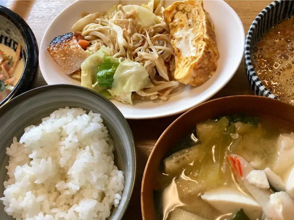 Snapdishの料理写真:20181024🍚旦那さんの朝ごはん🥣
 #お味噌汁に生で美味しいスマイルボール  #あさごはん|akiyo22さん